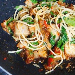 สปาเก็ตตี้กระเพาหมูกรอบ