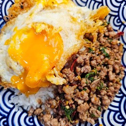 กะเพราคั่วแห้ง ราดข้าว