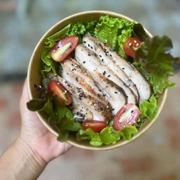 สลัดอกไก่ย่างพริกไทยดำ