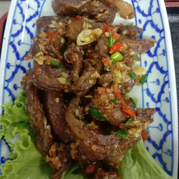คอหมูคั่วพริกเกลือ