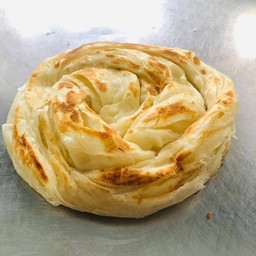 โรตีตบเนื้อนุ่ม ครีเอทเมนูเองได้ค่ะ(ถ้าไม่เพิ่มหน้าหรือไส้ทางร้านจะห่อกระดาษแล้วม้วนให้ค่ะ)