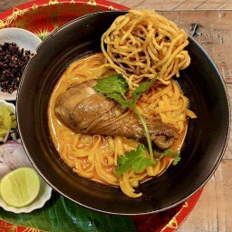 ข้าวซอยไก่ตุ๋น