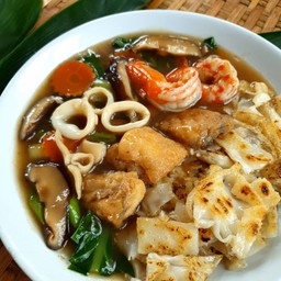 ราดหน้าเส้นทอดรวมมิตรทะเล