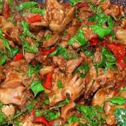 กระเพราเครื่องในไก่เป็นกับข้าว