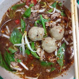 ก๋วยเตึ๋ยวหมี่ขาวหมูน้ำตก ลูกชิ้น