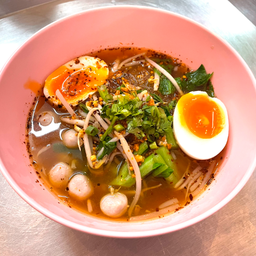 ก๋วยเตี๋ยวลูกชิ้นปลาต้มยำไข่มะตูม