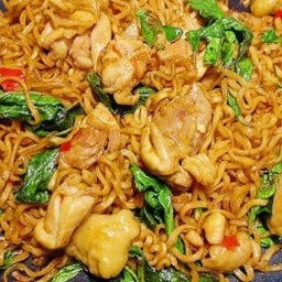 ผัดขี้เมาเส้นมาม่า