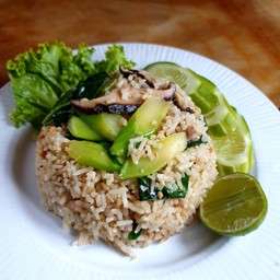 ข้าวผัดปลาอินทรีย์เค็ม