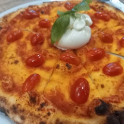 Pizza con burrata