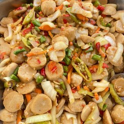 ข้าวราด กระเพาลูกชิ้นหมู