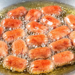 ไส้กรอกแดงทอด+น้ำจิ้ม