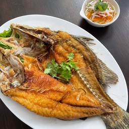 ปลากะพงทอดน้ำปลา (ตัว) + น้ำยำมะม่วง