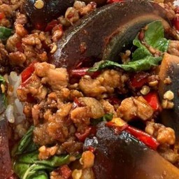 กระเพราหมูสับไข่เยี่ยวม้าราดข้าว
