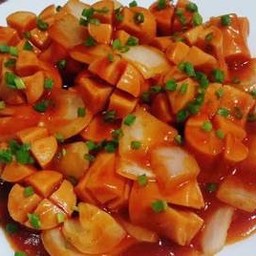 ไส้กรอกผัดซอสราดข้าว