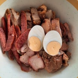 เกี๊ยวหมูแดงหมูกรอบไก่ย่างซี่โครงกุนเชียงไข่ต้ม แห้งหรือน้ำ