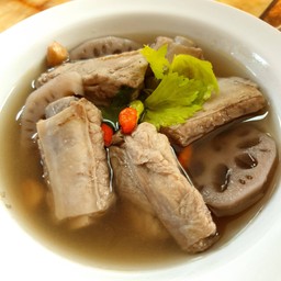 ซี่โครงหมูตุ๋นรากบัว
