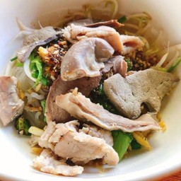 ก๋วยเตี๋ยวยายติ๋ว(ทางเข้าหัวเรือไททานิคบ้านน้อยใต้) เตี๋ยวยายติ๋วบ้านน้อยใต้