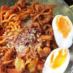 มาม่าเผ็ดเกาหลีไก่ทอด