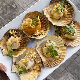 หอยเชลล์เผาเนยกระเทียม