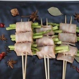 เบคอนพันหน่อไม้ฝรั่ง 培根草牙