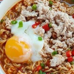 มาม่าหมูสับรสต้มยำใข่ลอยใข่1ฟอง