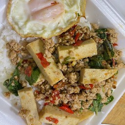 ข้าวกระเพาหมูสับหมูยอไข่ดาว