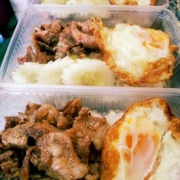 ข้าวหมูกระเทียมไข่ดาว