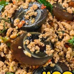 ข้าวราดกะเพราไข่เยี่ยวม้าหมูสับ