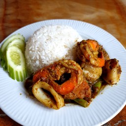 ข้าวราดเครื่องแกงรวมมิตรทะเล