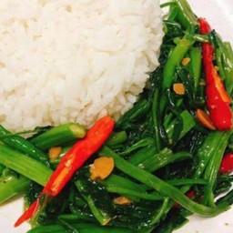 ผัดผักบุ้งไฟแดงราดข้าว+ไข่ต้ม