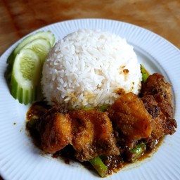 ข้าวราดเครื่องแกงปลากะพง