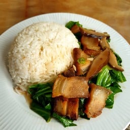 ข้าวราดแขนงหมูกรอบ