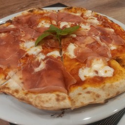 Pizza con prosciutto cotto