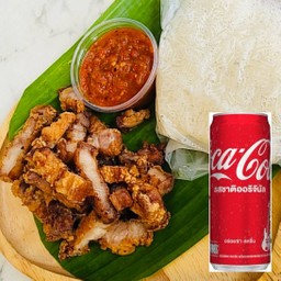 [อร่อยซ่ากับโค้ก] ข้าวสวย + หมูสามชั้นทอด น้ำจิ้มแจ่วปลาร้า +  โค้ก ออริจินัล (กระป๋อง)