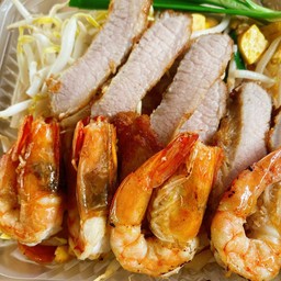 ผัดไทกุ้งสดโปะคอหมูทอด โคตรอร่อยจุกๆ