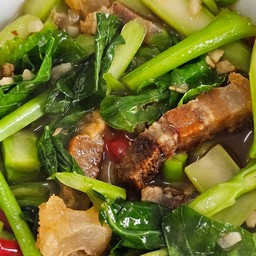 คะน้าหมูกรอบ