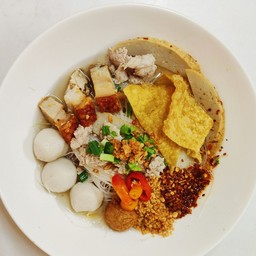 ก๋วยเตี๋ยวลูกชิ้นปลา ต้มยำ