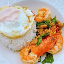 กระเพรากุ้งหมูสับไข่ดาว