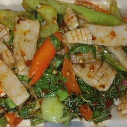 ผัดกระเพราปลาหมึกเจร้าดข้าว