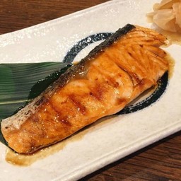 ปลาแซลมอนย่างราดซอสเทอริยากิ