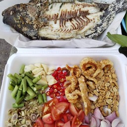 เมี่ยงปลาเผาสองฝั่งโขง