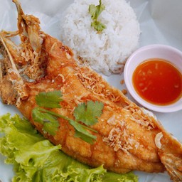 ข้าวกะพงทอดน้ำปลาครึ่งตัว