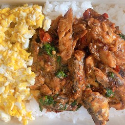 กะเพราปลากระป๋อง + ไข่คั่ว