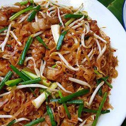 ผัดหมี่โคราช  ใส่ปลาหมึกกุ้ง