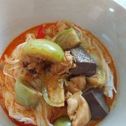 ขนมจีนแกงเผ็ดไก่