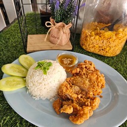 ข้าวไก่กรอบซอสน้ำปลา