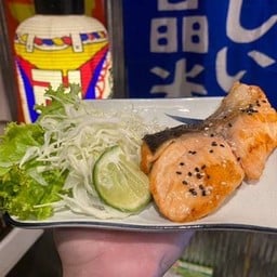 แซลมอนย่างเกลือ  (แซลมอล ชิโอะ ยากิ)