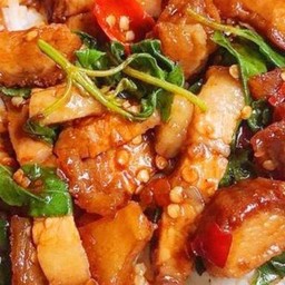 กะเพราหมูกรอบราดข้าว