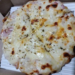 พิซซ่าหน้าคาโบนาร่า ขนาด6นิ้ว 4ชิ้น