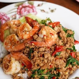 กระเพรากุ้งหมูสับ